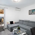 Sea View With Free Parking Apartman Pula