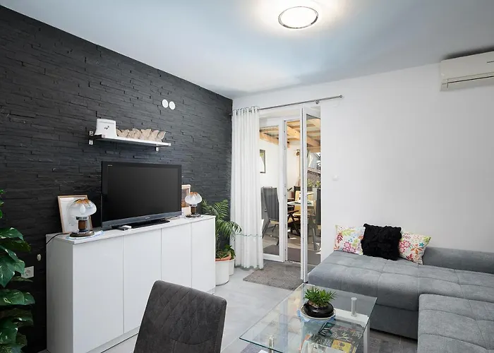 Апартаменты Sea View With Free Parking Пула