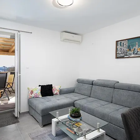 Sea View With Free Parking 아파트 풀라